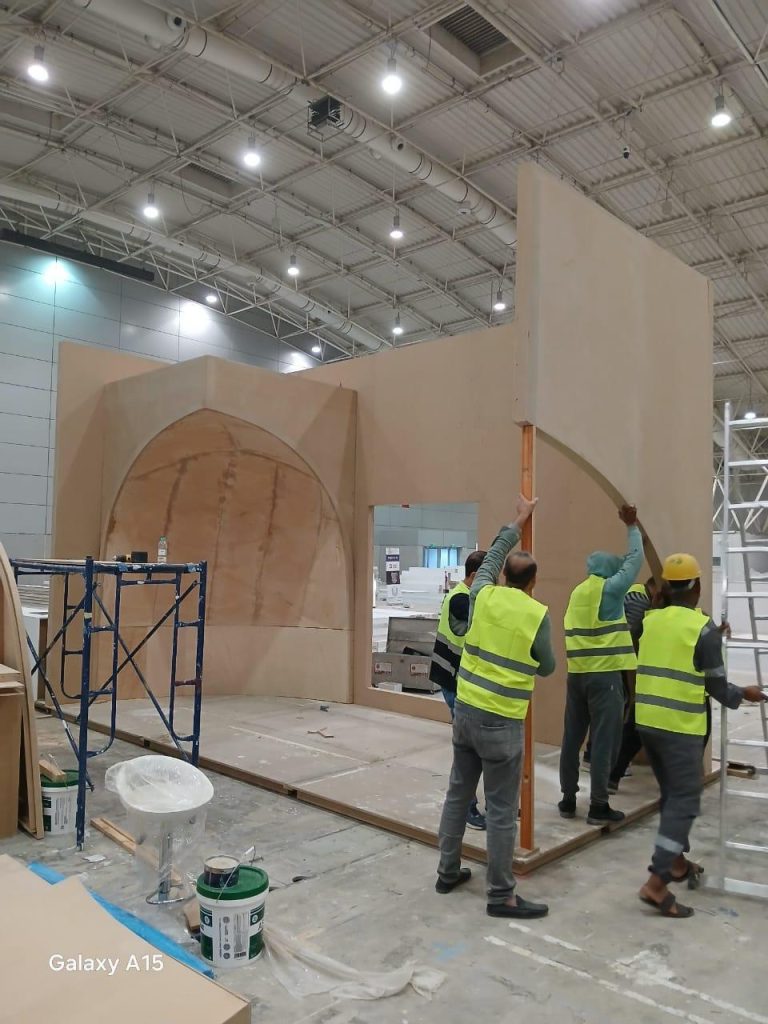 صورة توضح خطوة 2 من مراحل بناء الجناح، تركيب الهيكل الخشبي الأساسي. Image showing step 2 of the wing construction process, installing the basic wooden structure.