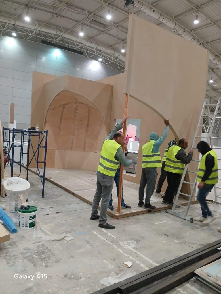 صورة توضح خطوة 1 من مراحل تنفيذ جناح XPRESS، بدء أعمال تجهيز الأرضية. Image showing step 1 of the XPRESS pavilion implementation process, starting the groundwork.