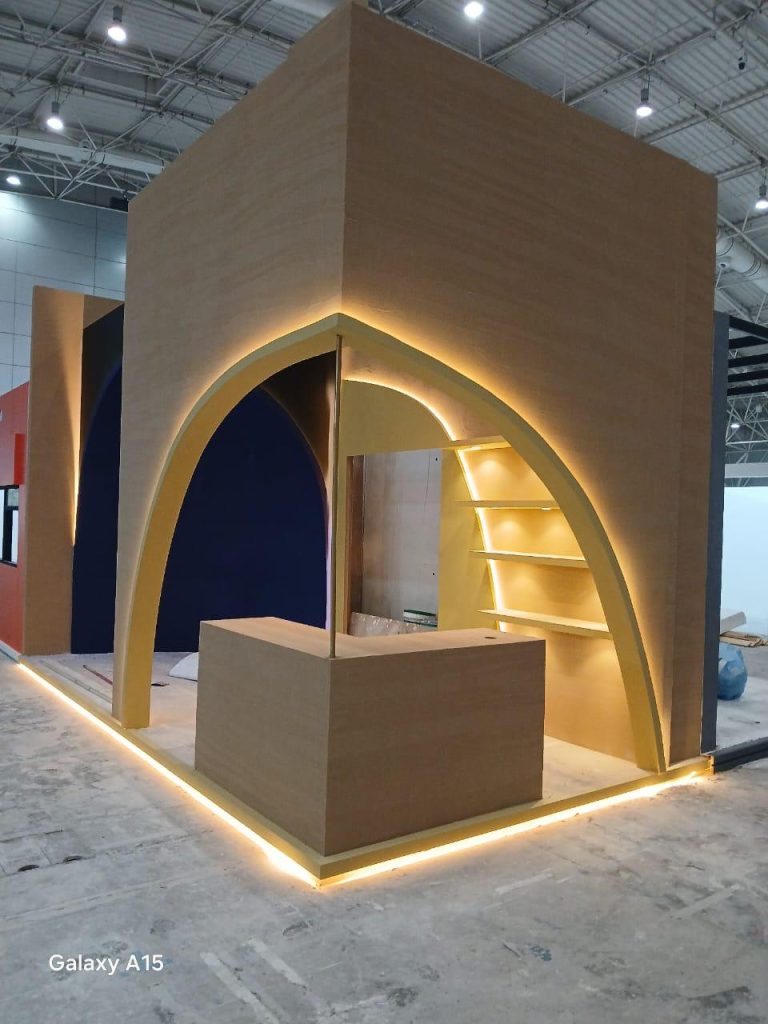 صورة توضح خطوة 9، تنفيذ الكاونتر الأمامي باستخدام الخشب المطلي Image showing step 9, making the front counter using painted wood.