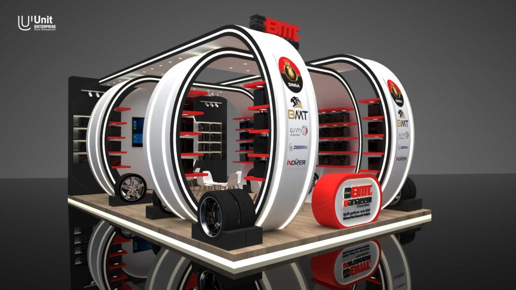 صورة مقربة لحلقة العرض المضيئة التي تحيط بعينات البطاريات والإطارات داخل جناح BMT.